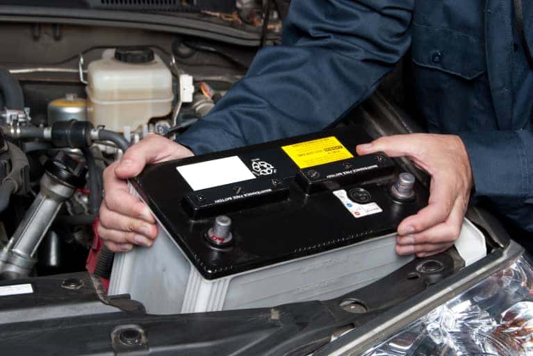 putting-a-new-battery-in-mobile