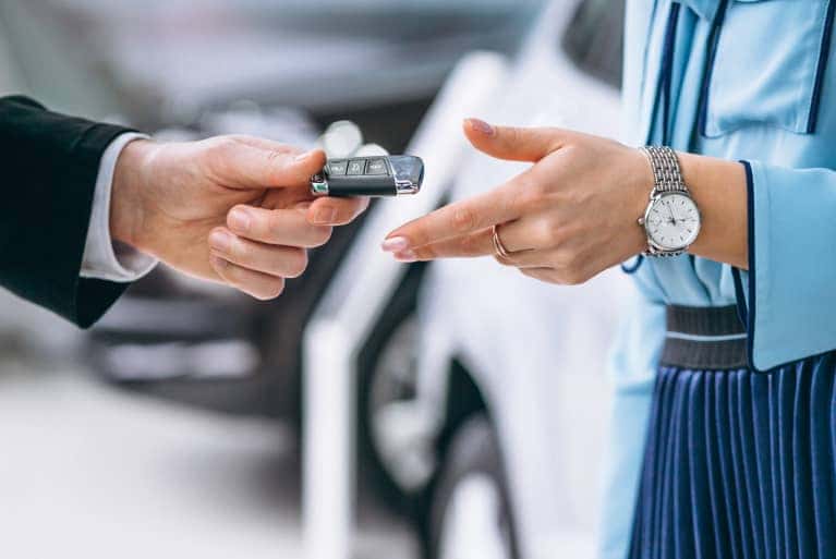 handing-over-keys-to-new-car