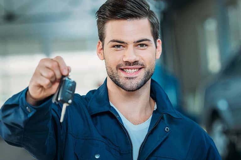 Automechanic-holding-car-keys