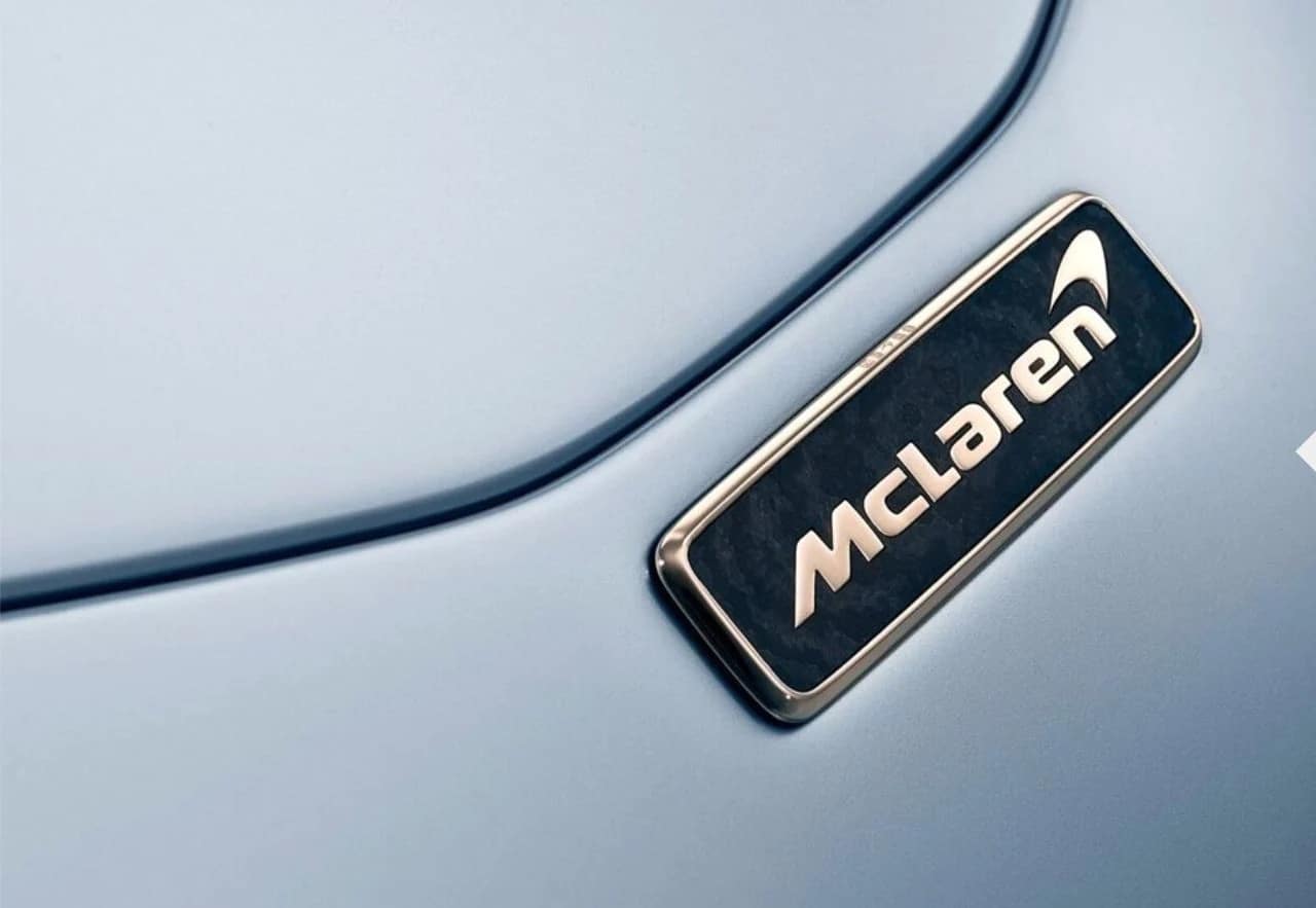 McLaren Speedtail hood emblem