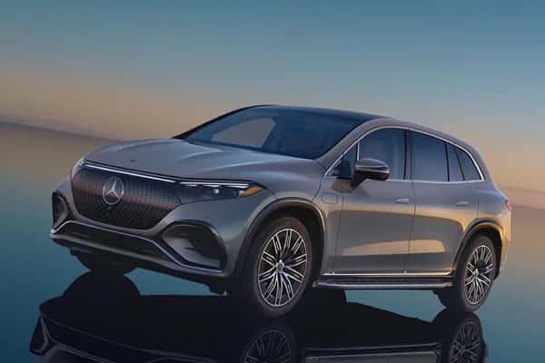 2025-EQS-SUV-parked-on-glossy-surface-next-to-large-glowing-crystals