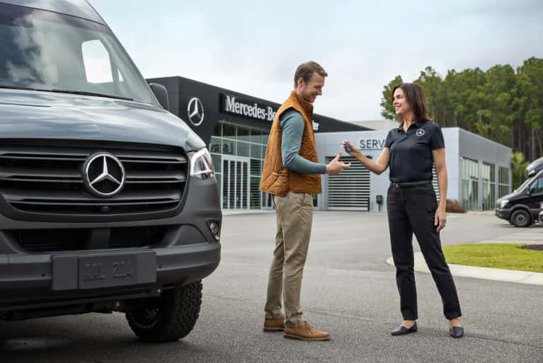 service-Mercedes-Benz-driver-handing-over-keys-to-a-customer-mobile