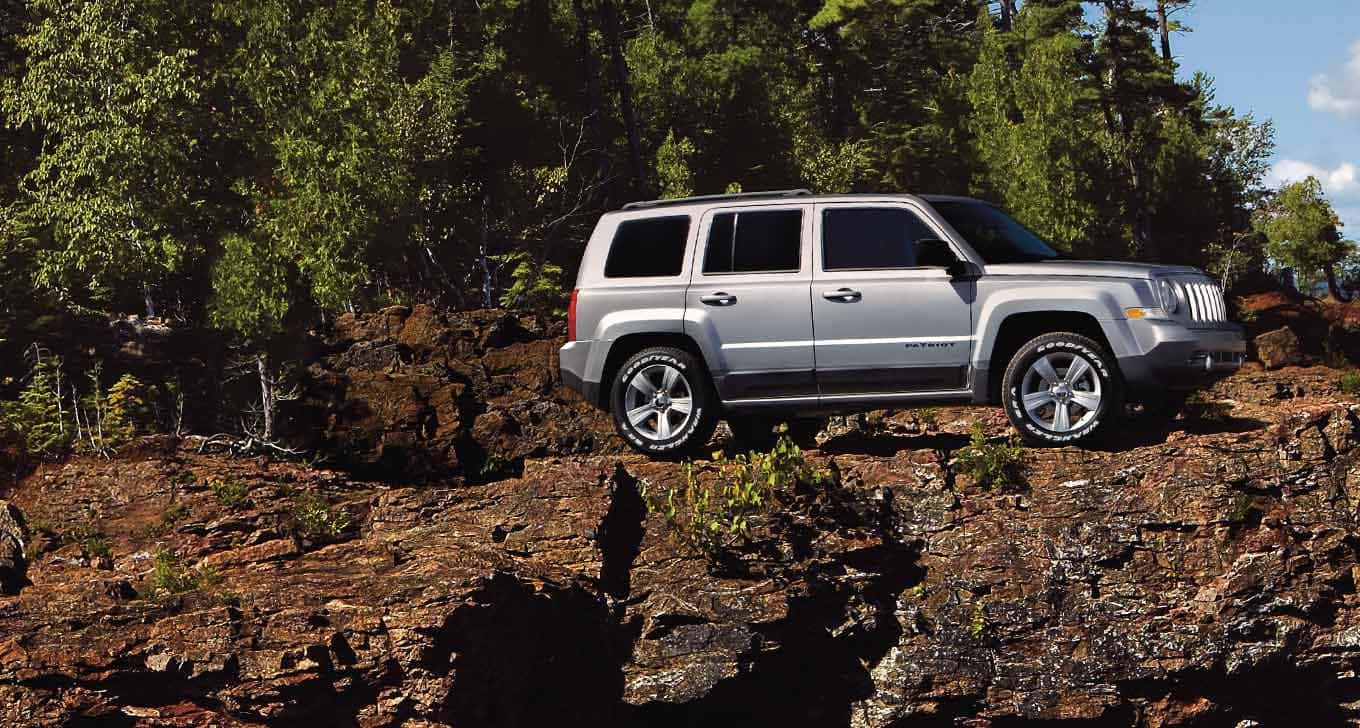 2-2014-jeep-patriot-side-view-on-rocks
