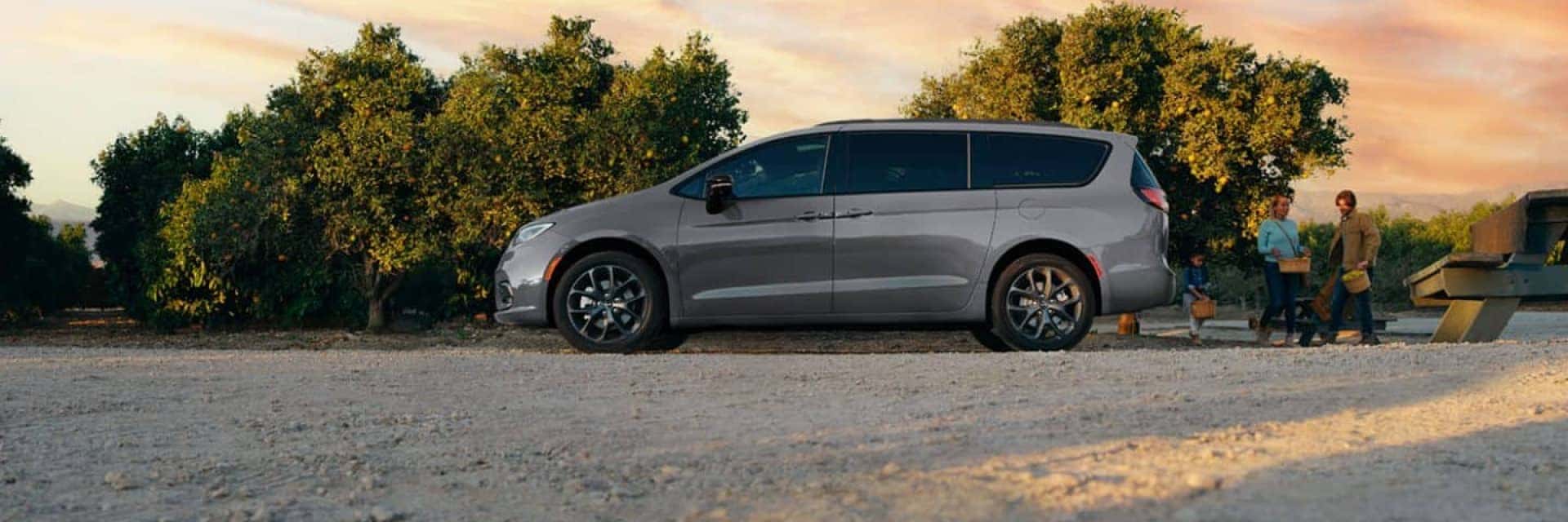 2024-Chrysler-Pacifica-with-a-family-loading-in-the-back