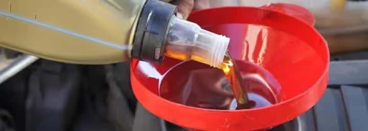 oil-pouring-into-engine