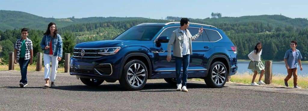 2023 VW Atlas with people around it