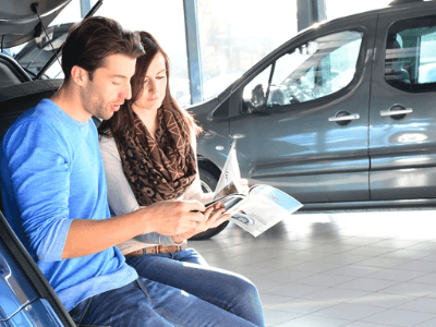 mullinax ford couple discussing downpayment