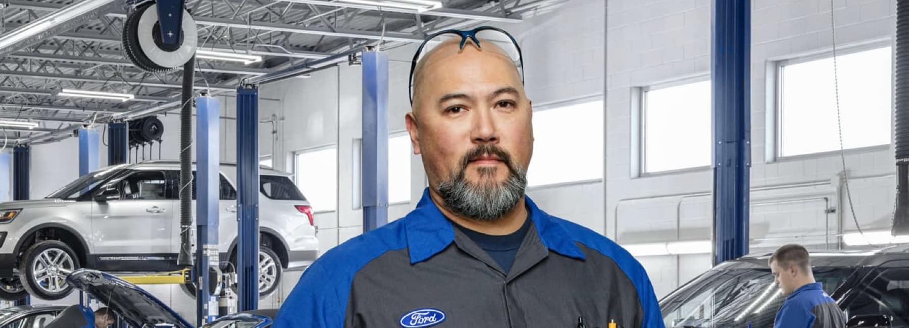 Ford-service-technicians-in-service-bay