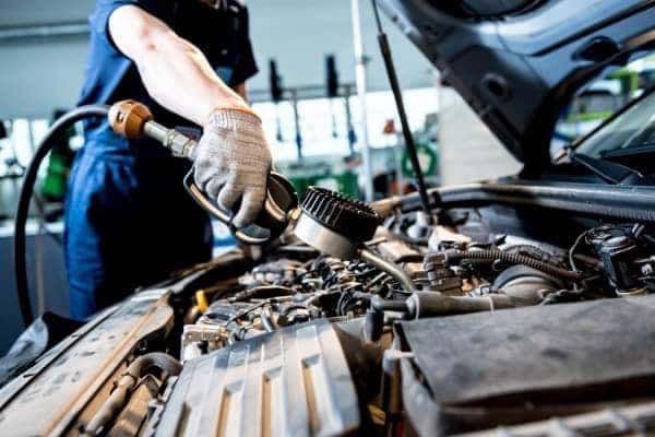 Service-tech-changing-oil