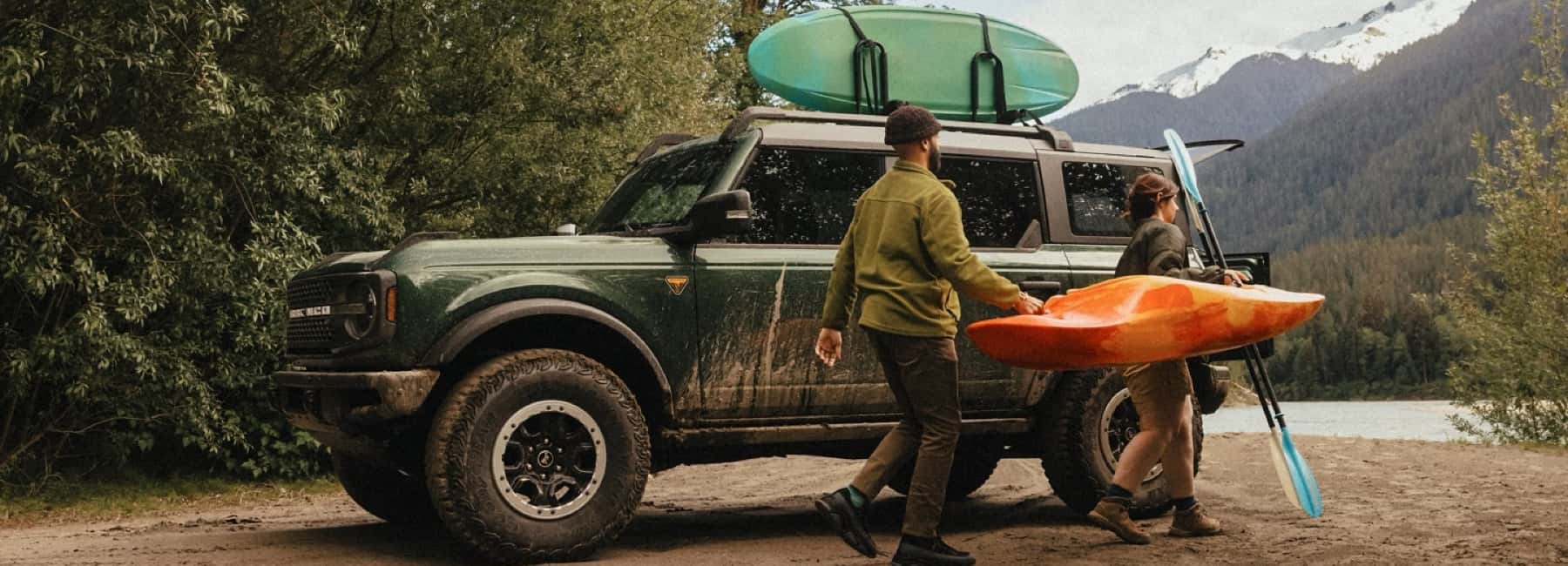 2025-bronco-couple-removes-kayaks-from-rooftop