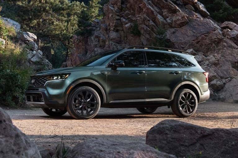2022 Kia Sorento Parked In Front Of A Rocky Cliff Three-Quarter View