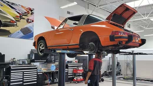 classic-porsche-garage