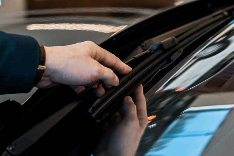Replacing-windshield-wiper-blades_mobile