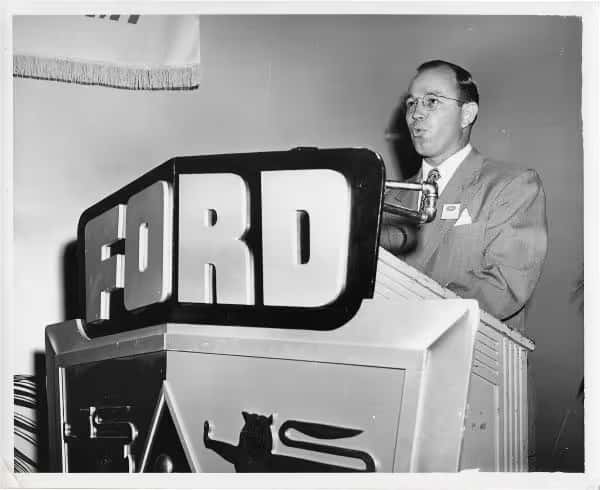 Bill-Smith-speaks-at-podium