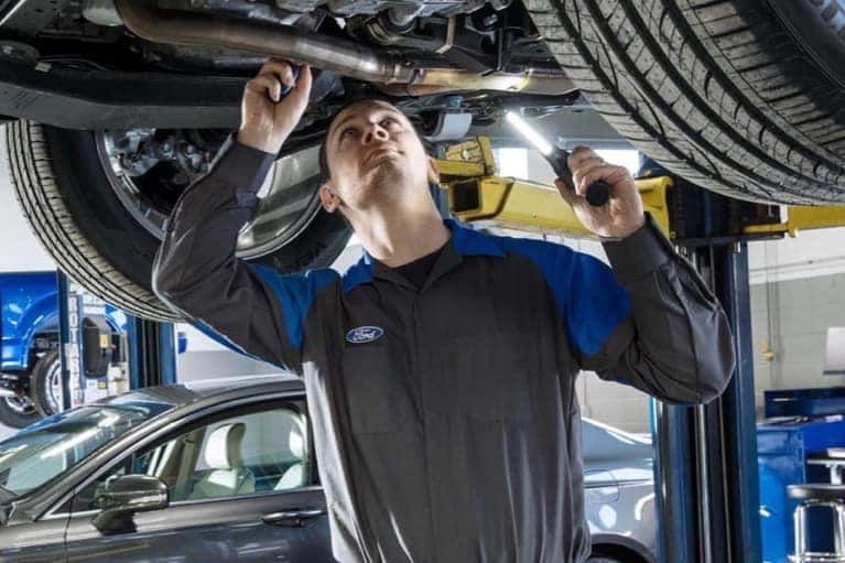 ford-technicians-work-in-service-bay-mobile