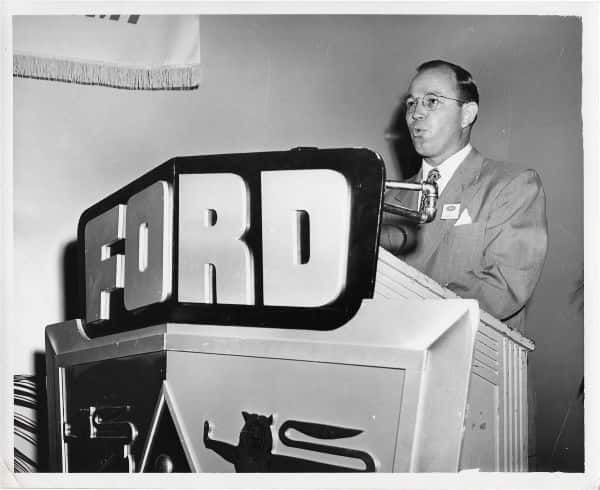 Bill-Smith-speaks-at-podium