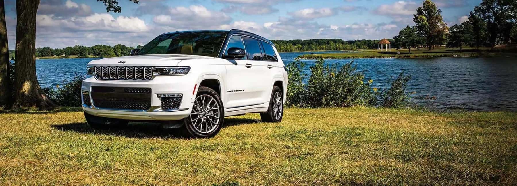 2024-jeep-cherokee-parked-by-lake