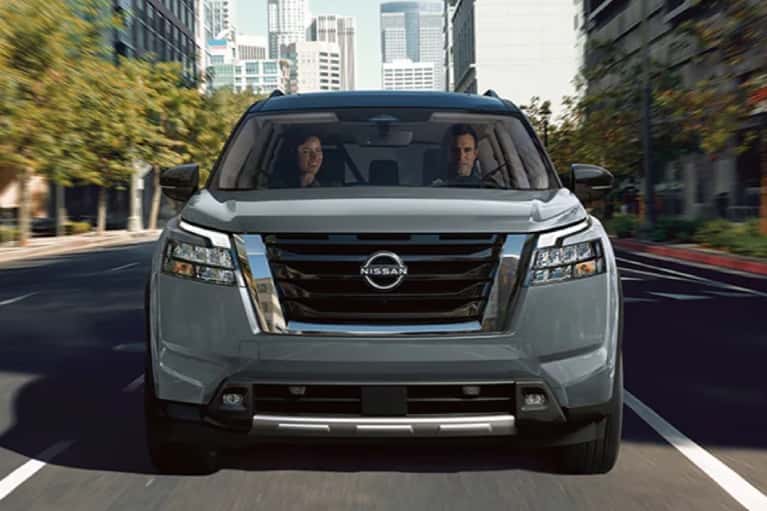 2025-Nissan-Pathfinder-front-view-driving-down-city-boulevard-mobile