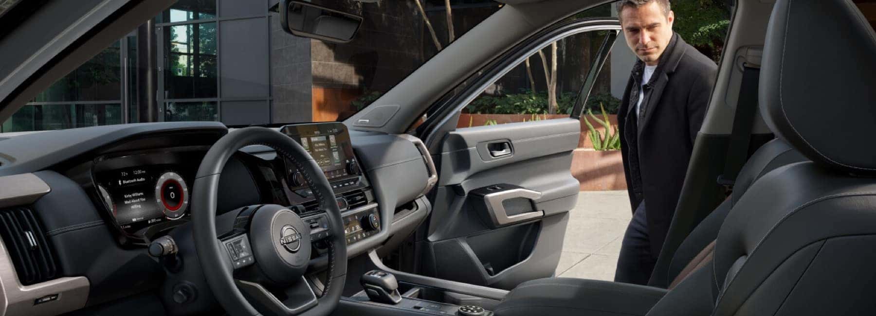 2025-nissan-pathfinder-man-entering-passenger-door-desktop