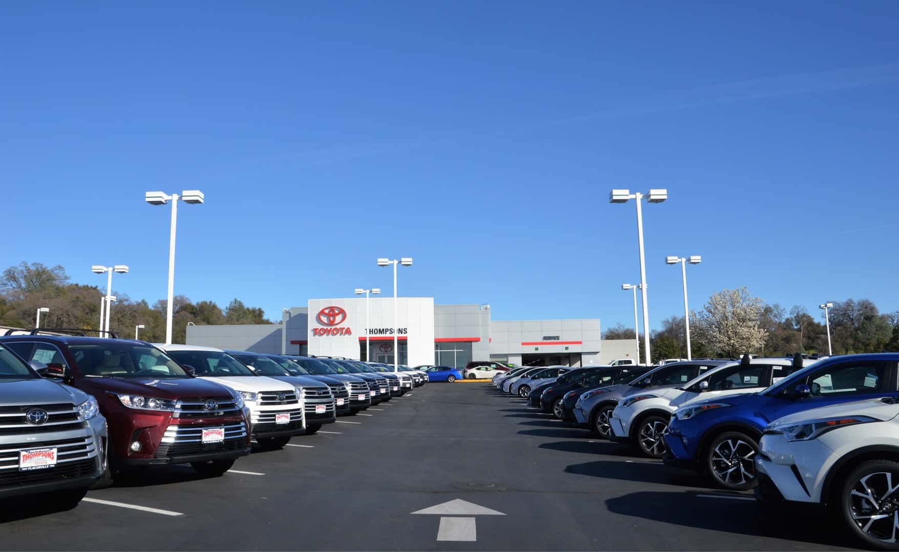 Thompsons-Toyota-entrance-with-carlot-in-front
