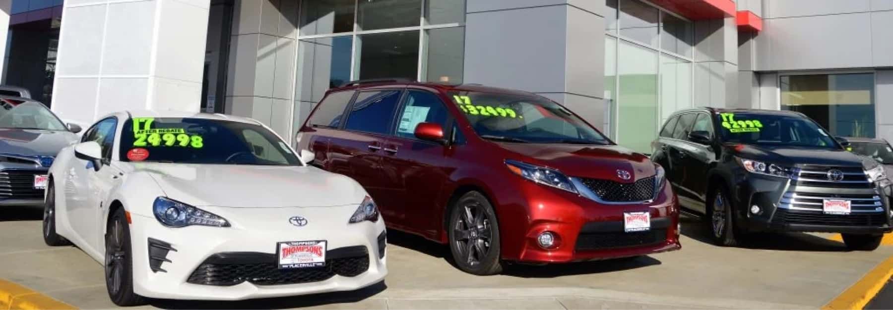 Thompsons-Toyota-vehicles-in-front-of-store-front