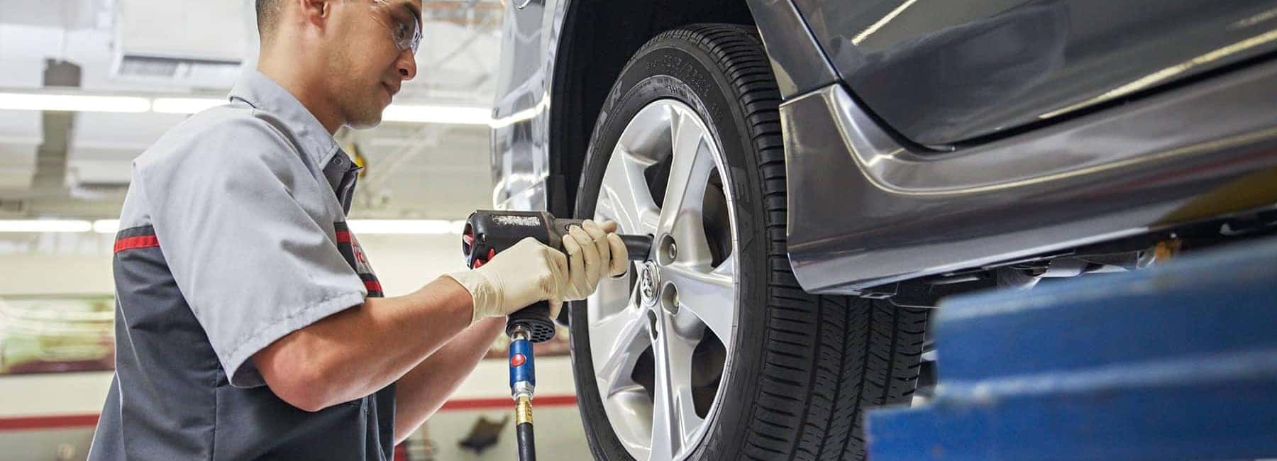 toyota-technician-bolts-new-tire-in-service-bay