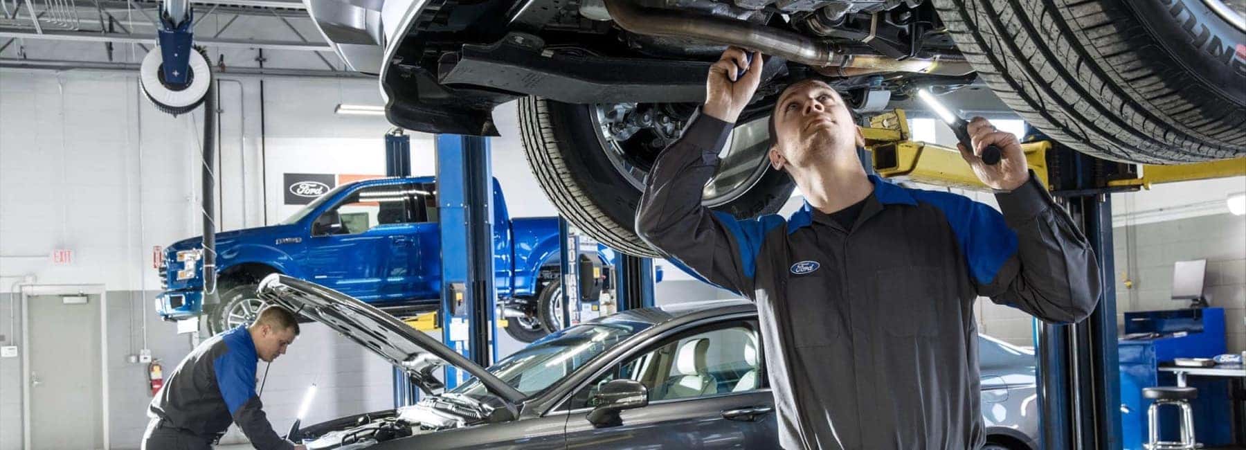 ford-technicians-work-in-service-bay