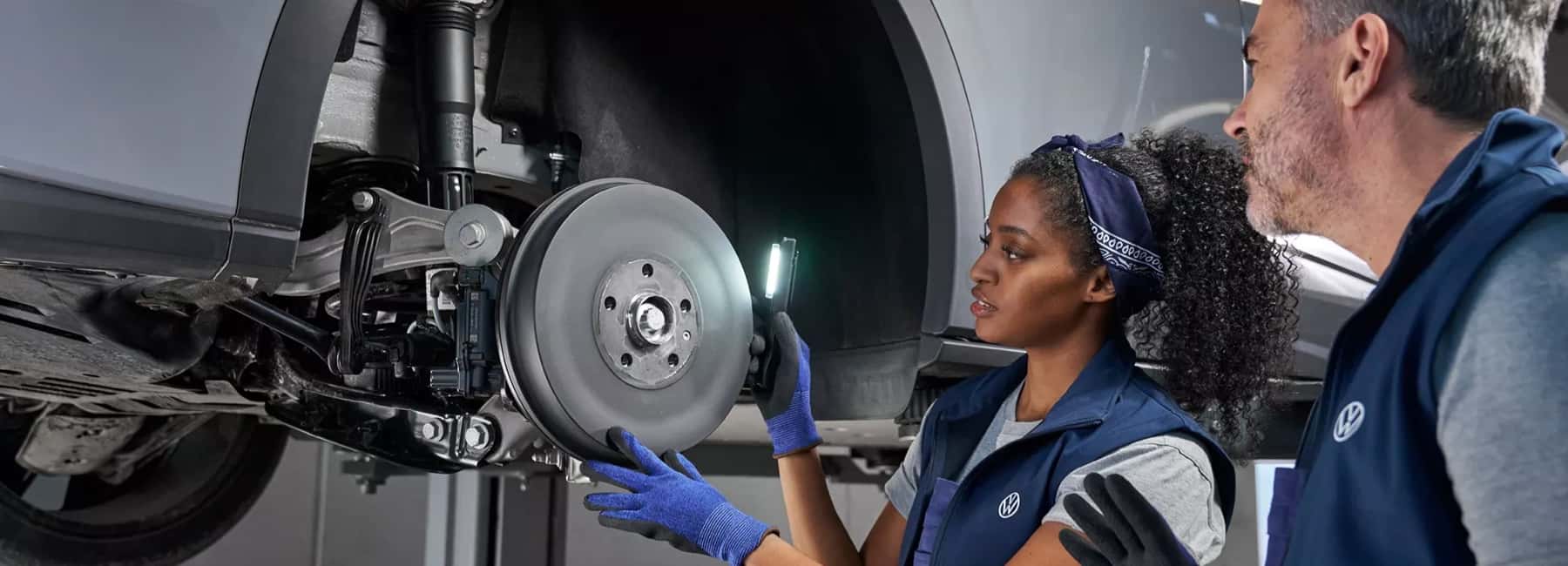 VW-Service-technician-installs-brakes