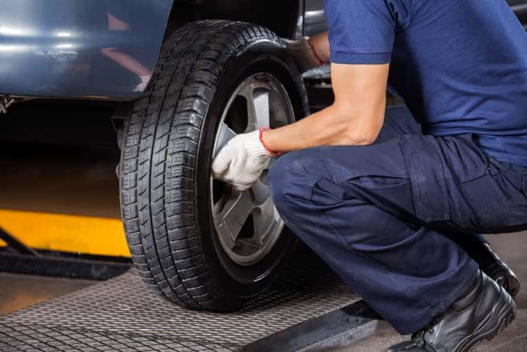 changing-tire-mobile