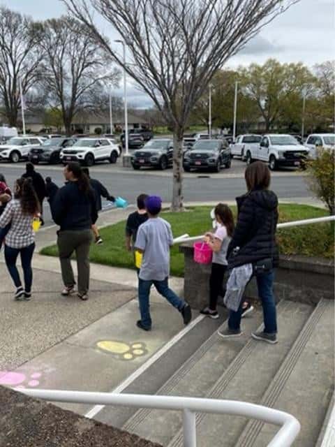 Children-and-parents-walking-toward-the-event