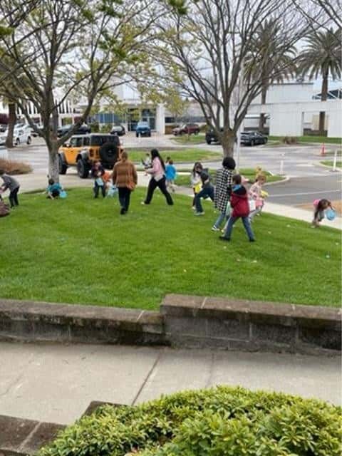 Children-searching-for-eggs-in-the-grass